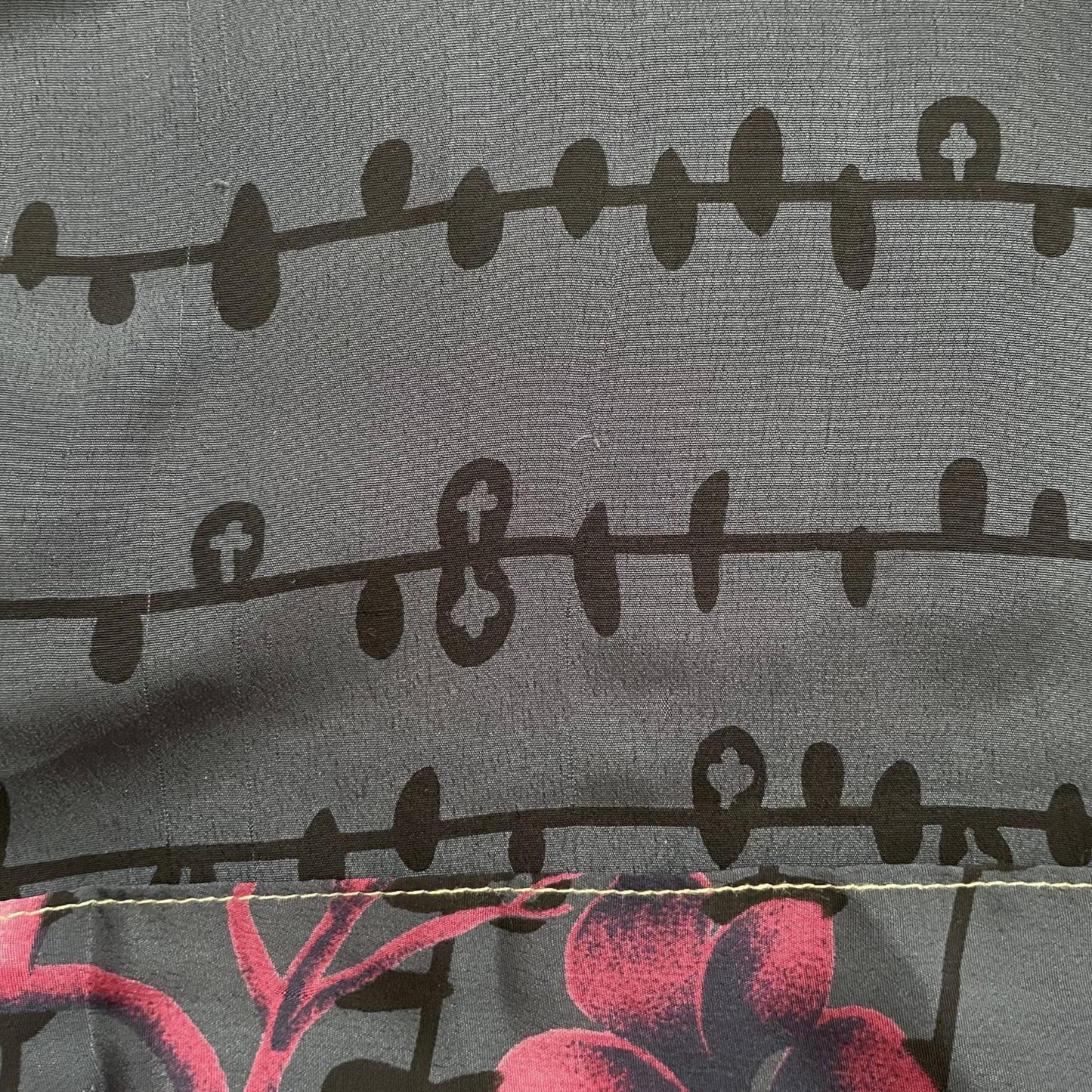Upcycled Cropped Wickeltop #763 aus Vintage-Sari in Schwarz – Stoffdetail
