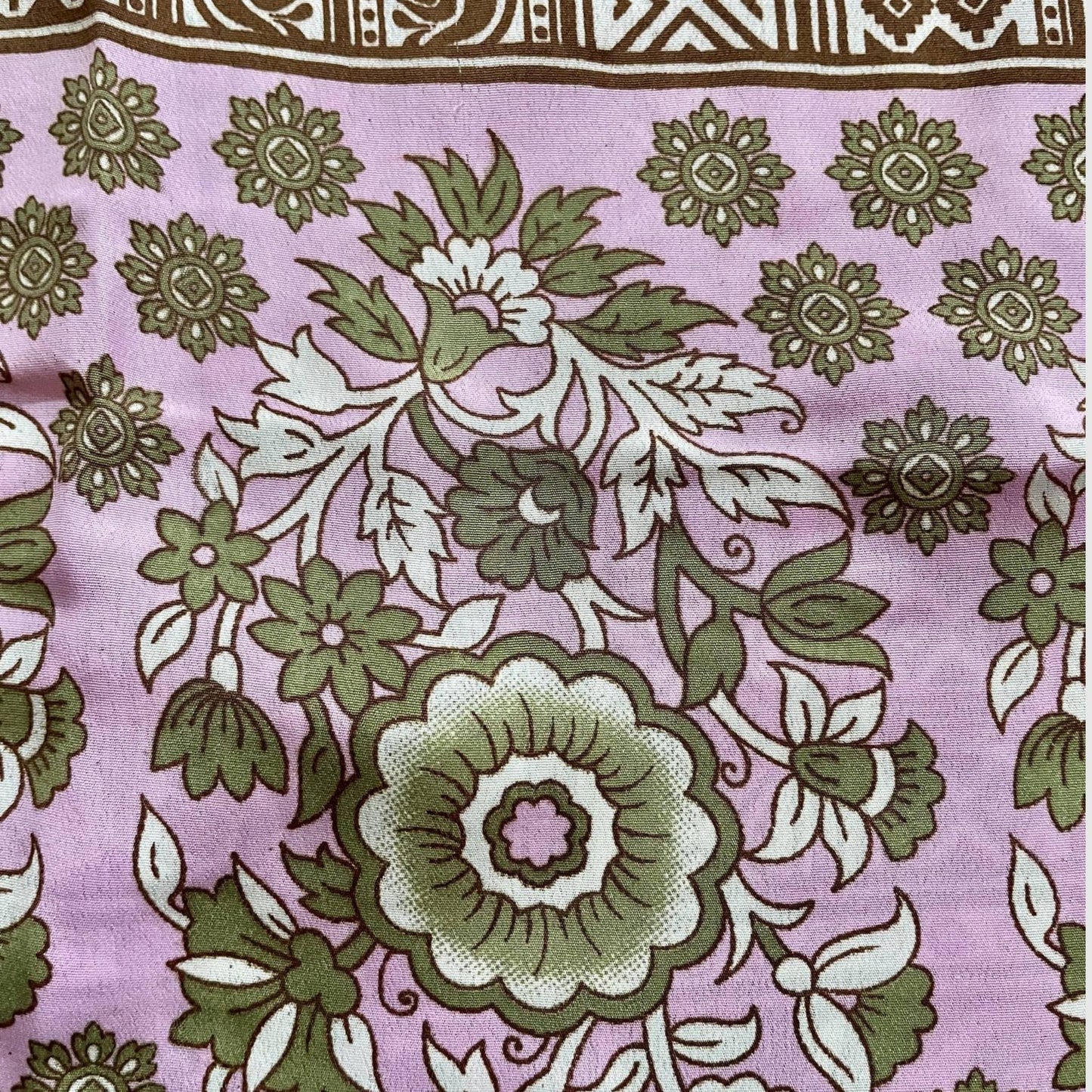 Upcycled Cropped Wickeltop #764 aus Vintage-Sari in Rosa – Stoffdetail