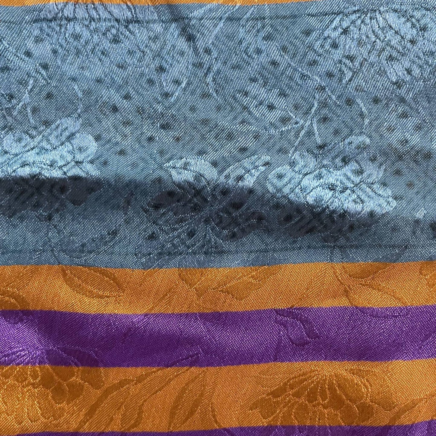 Upcycled Cropped Wickeltop #768 aus Vintage-Sari in Orange und Lila – Stoffdetail