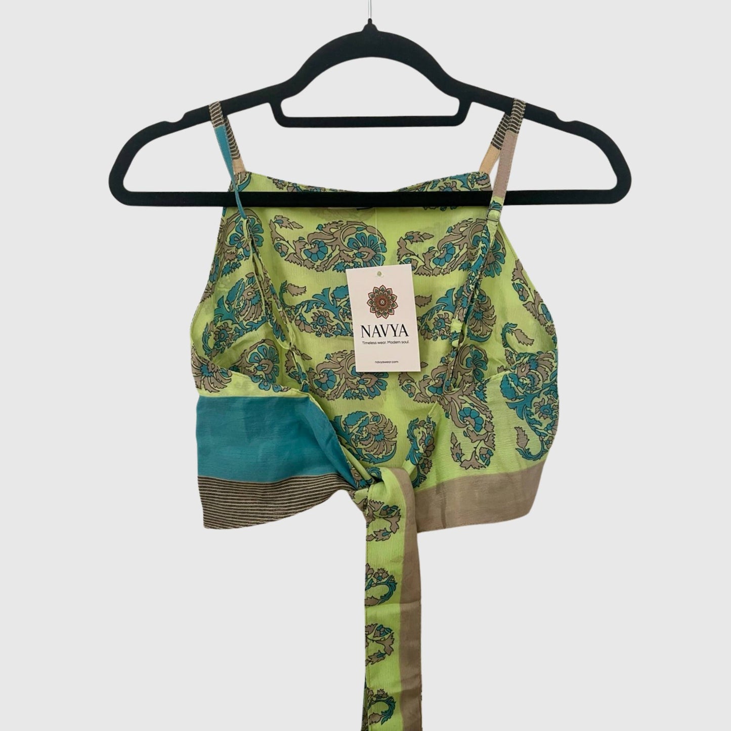 Upcycled Cropped Wickeltop #771 aus Vintage-Sari in Grün – Rückansicht
