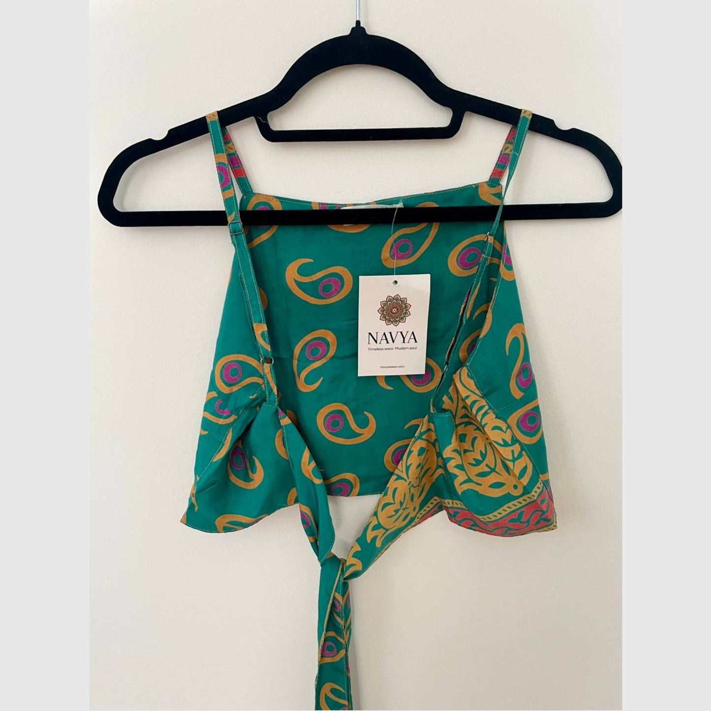 Upcycled Cropped Wickeltop #777 aus Vintage-Sari in Grün – Rückansicht