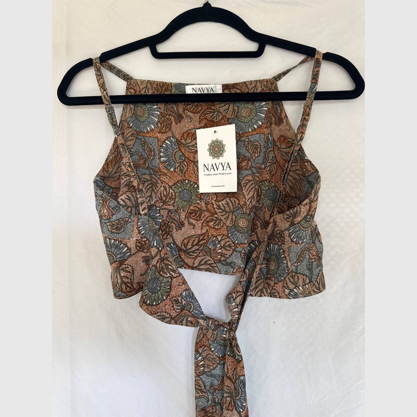 Upcycled Cropped Wickeltop #781 aus Vintage-Sari in Weiß & Braun – Rückansicht