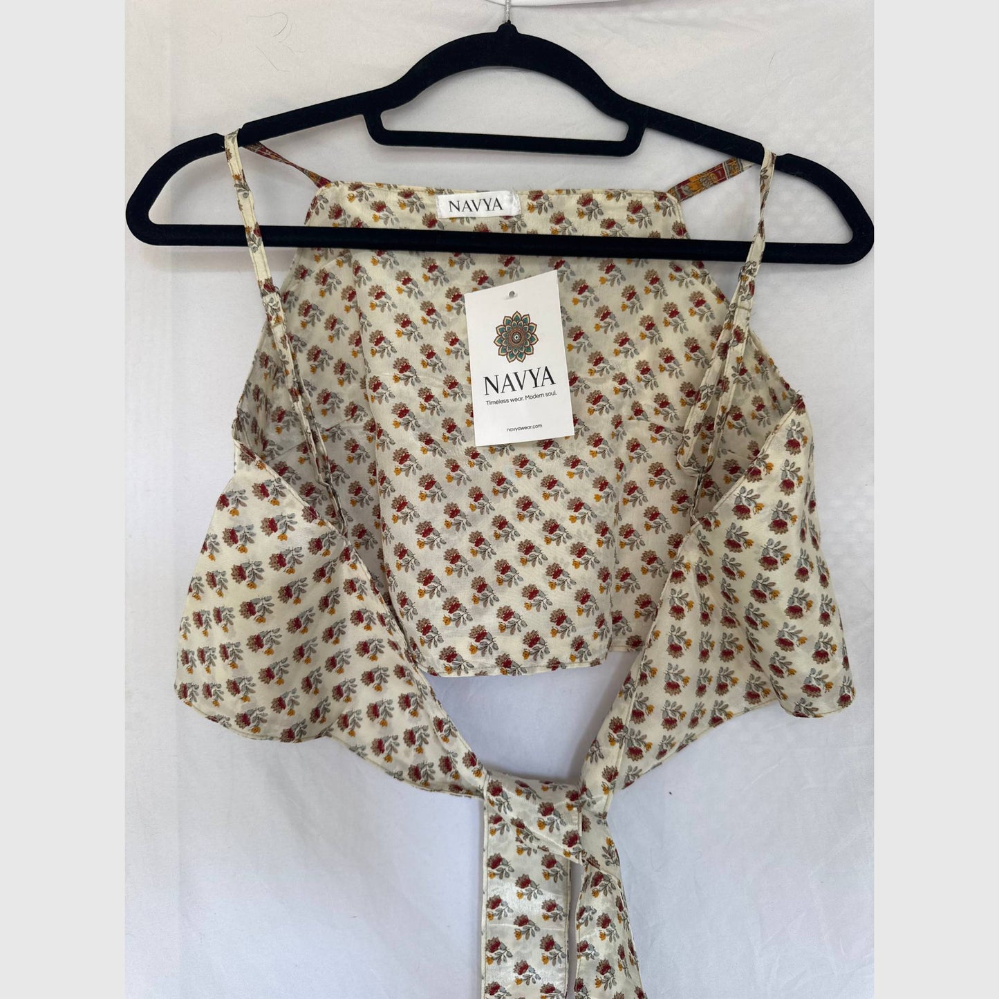 Upcycled Cropped Wickeltop #783 aus Vintage-Sari in Weiß – Rückansicht