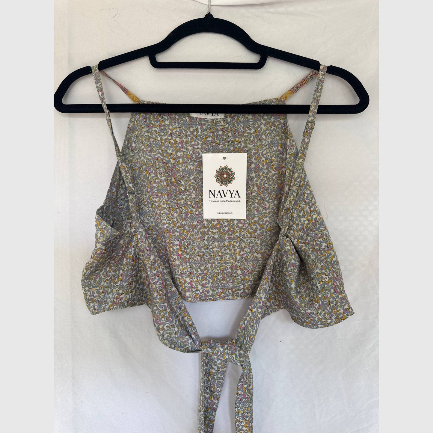Upcycled Cropped Wickeltop #785 aus Vintage-Sari in Weiß & Grau – Rückansicht