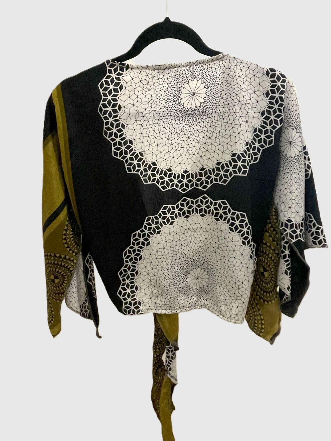 Indian Tight Top Bluse in Grün, Schwarz und Weiß