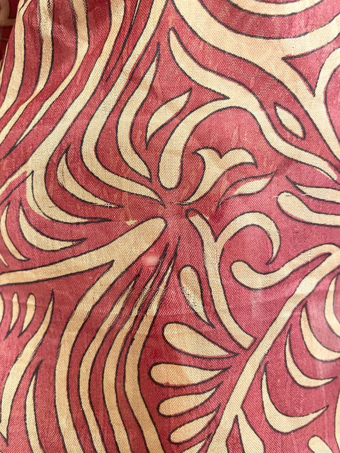 Indian Tight Top Bluse in Rot und Beige mit Loch vorne