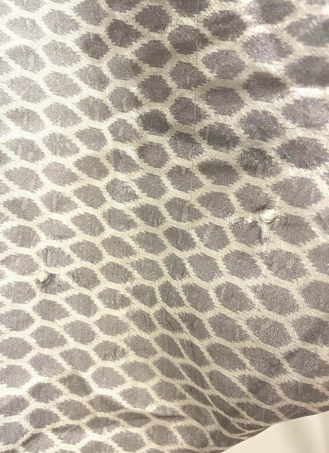 Indian Tight Top Bluse in Grau und Weiß mit Löcher am Ärmel