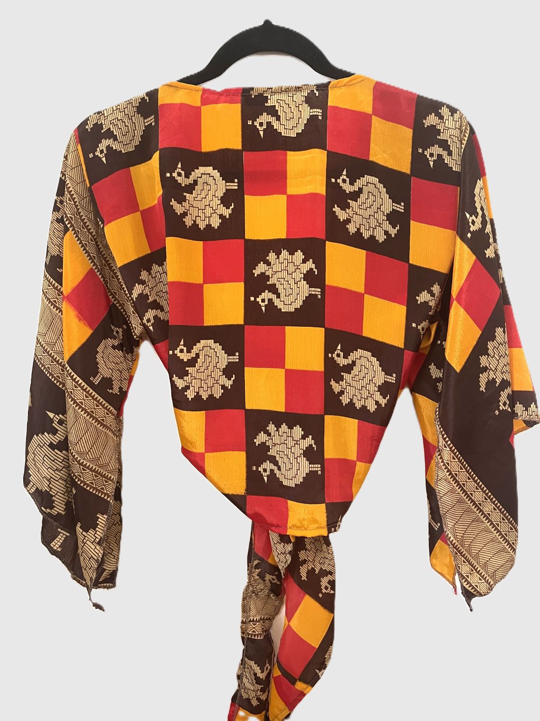 Upcycled Wickelbluse #628 aus Vintage-Sari in Braun, Rot & Orange – Rückansicht
