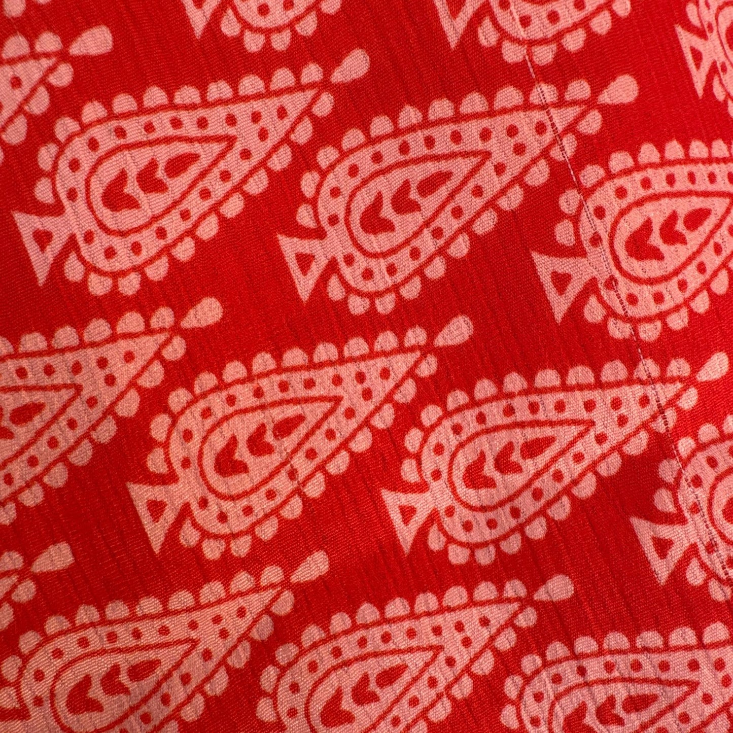 Upcycled Kimono #953 aus Vintage-Sari in Rot & Dunkelrot – Detailansicht