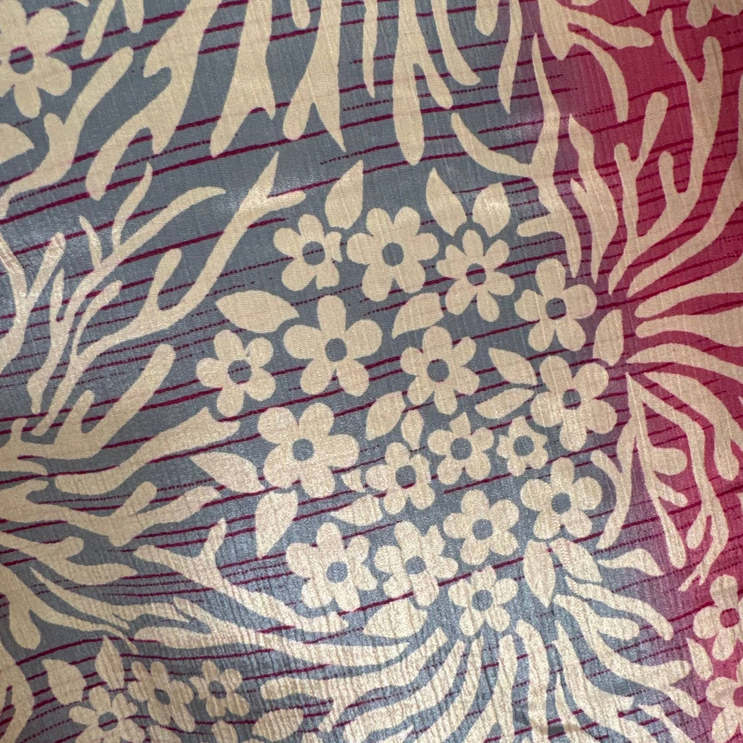 Upcycled Kimono #957 aus Vintage-Sari in Rot & Grau – Detailansicht
