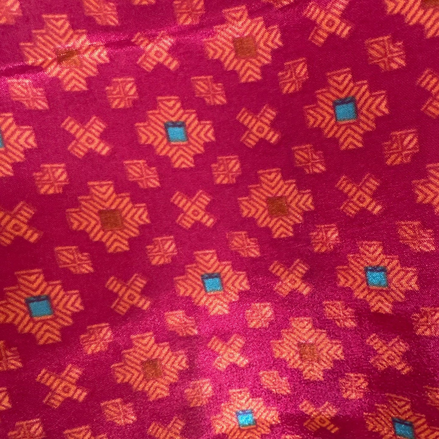 Upcycled Kimono #959 aus Vintage-Sari in Rot & Pink – Detailansicht