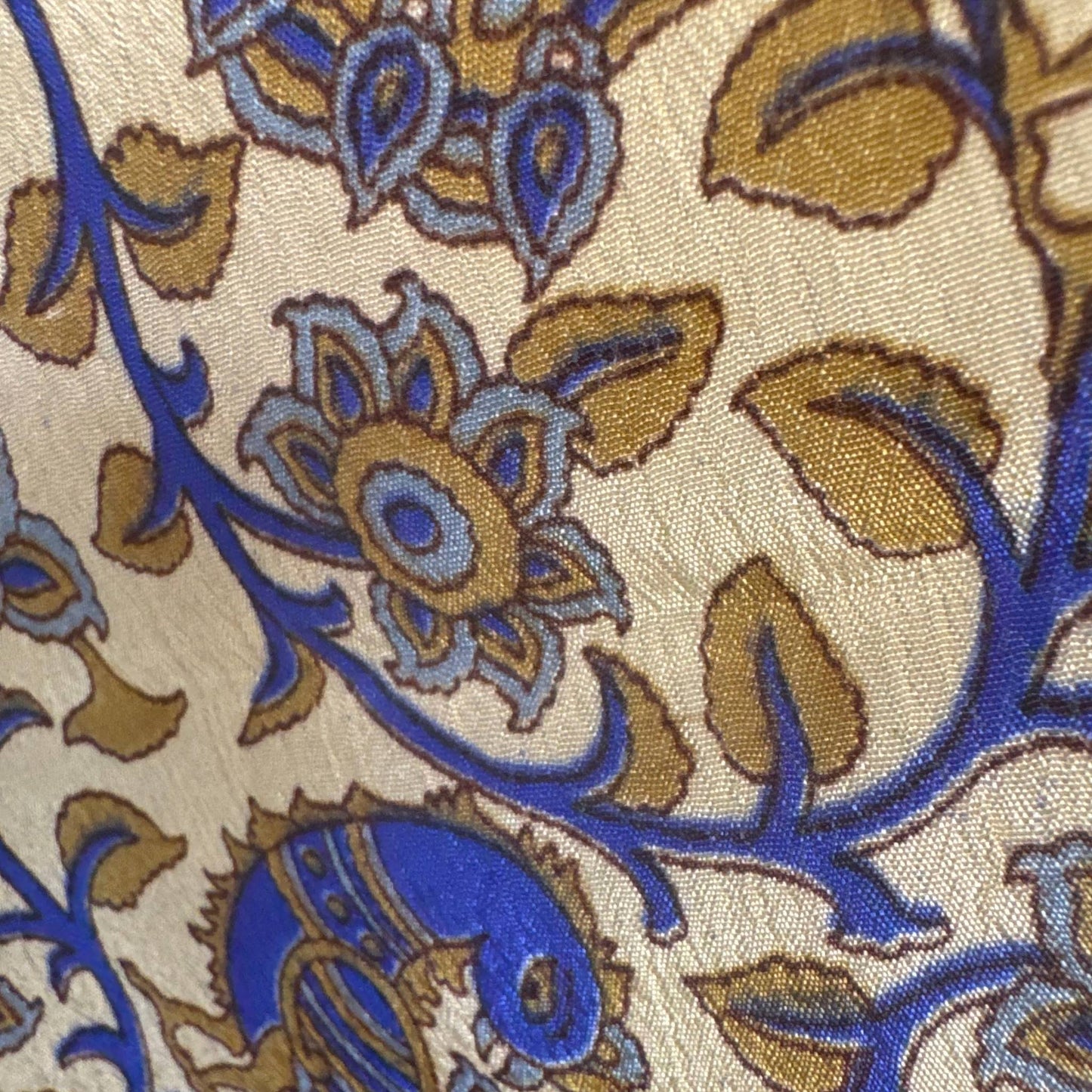 Upcycled Kimono #983 aus Vintage-Sari in Beige & Blau – Detailansicht