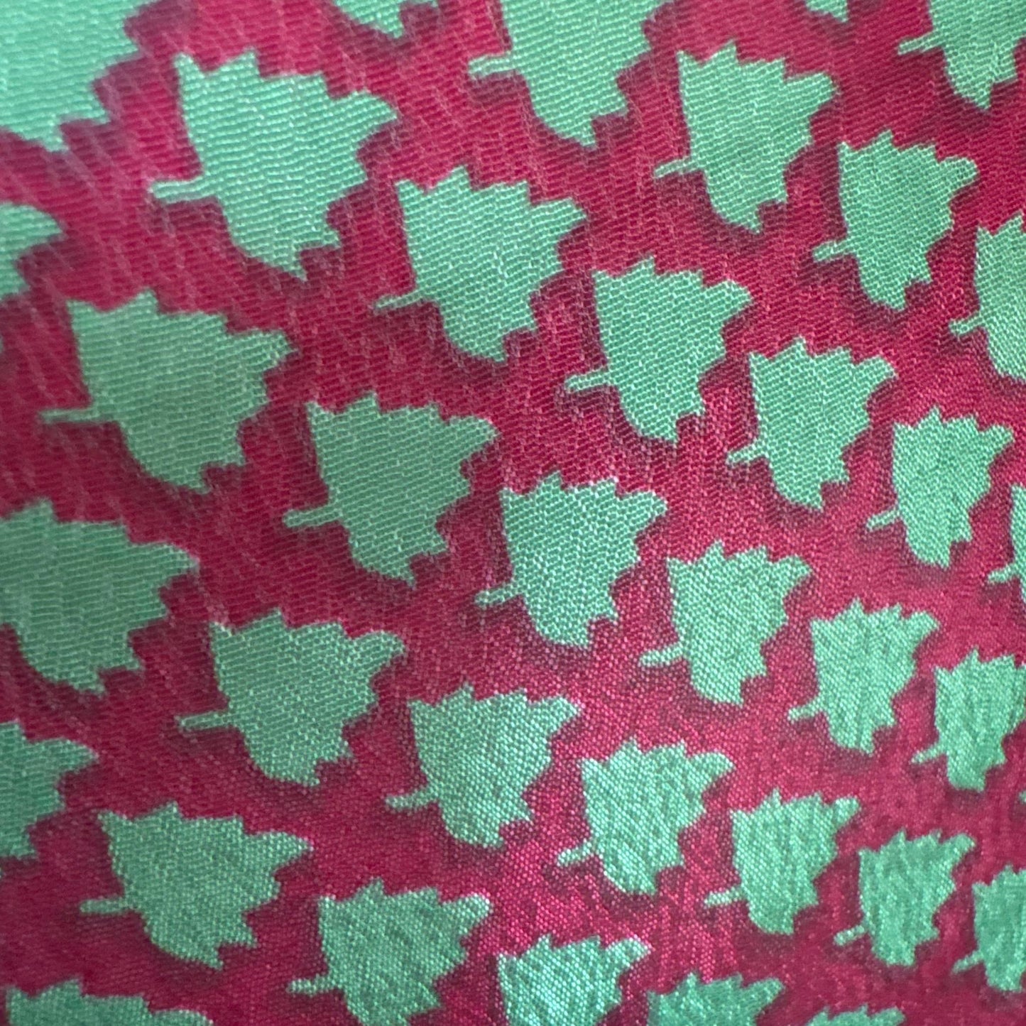 Upcycled Kimono #987 aus Vintage-Sari in Rot & Grün – Detailansicht