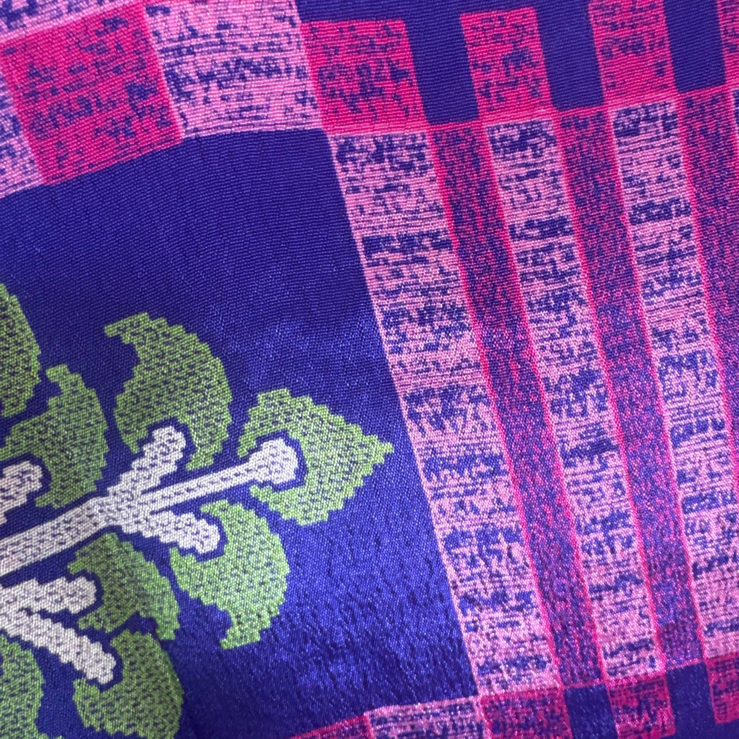 Upcycled Kimono Lang #1302 aus Vintage-Sari in Lila & Pink – Detailansicht
