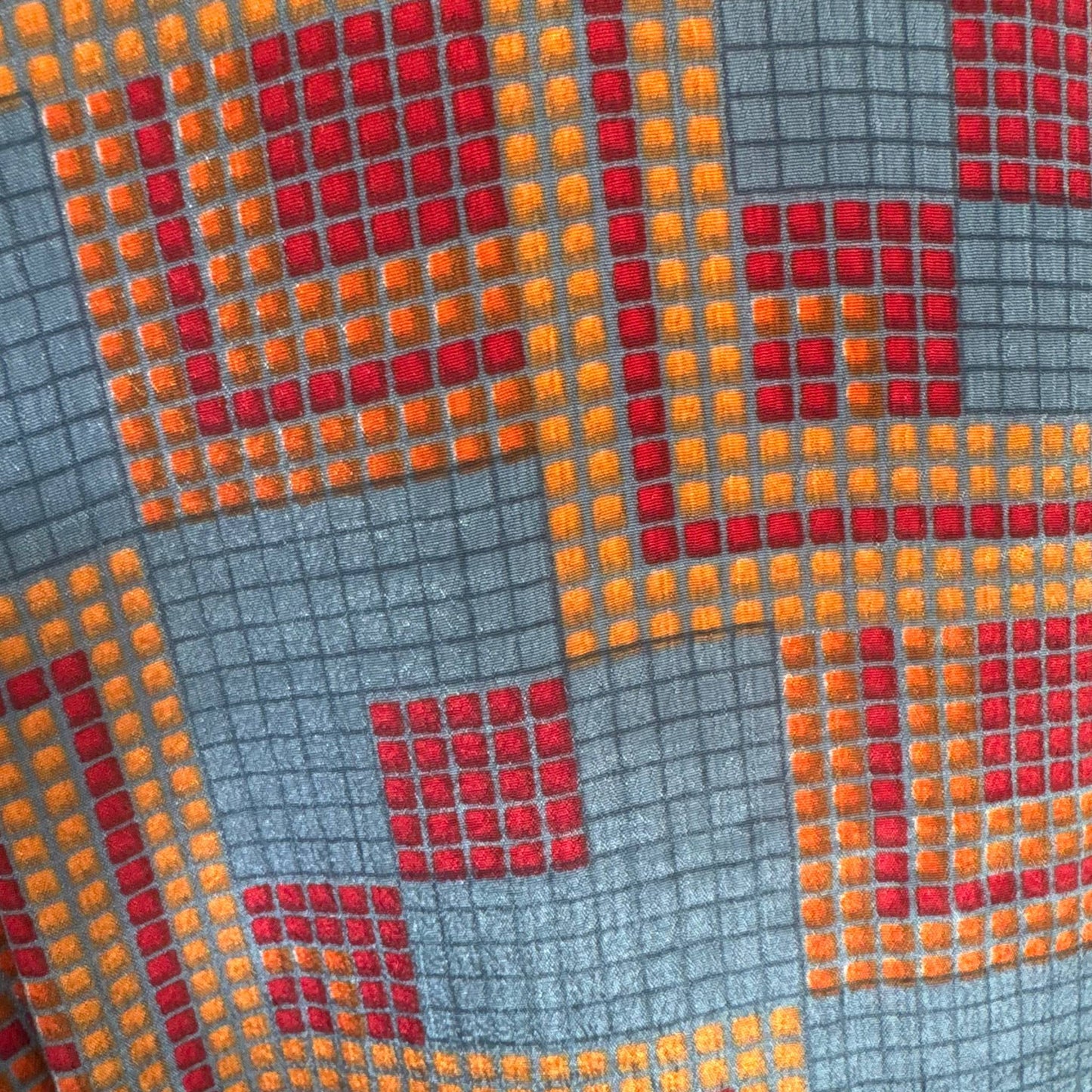 Upcycled Kimono Lang #1303 aus Vintage-Sari in Grau & Rot – Detailansicht