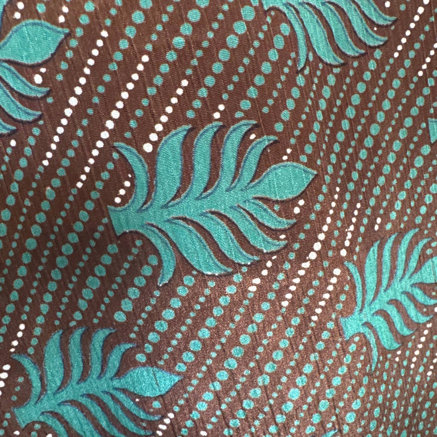 Upcycled Kimono Lang #1306 aus Vintage-Sari in Braun & Türkis – Detailansicht