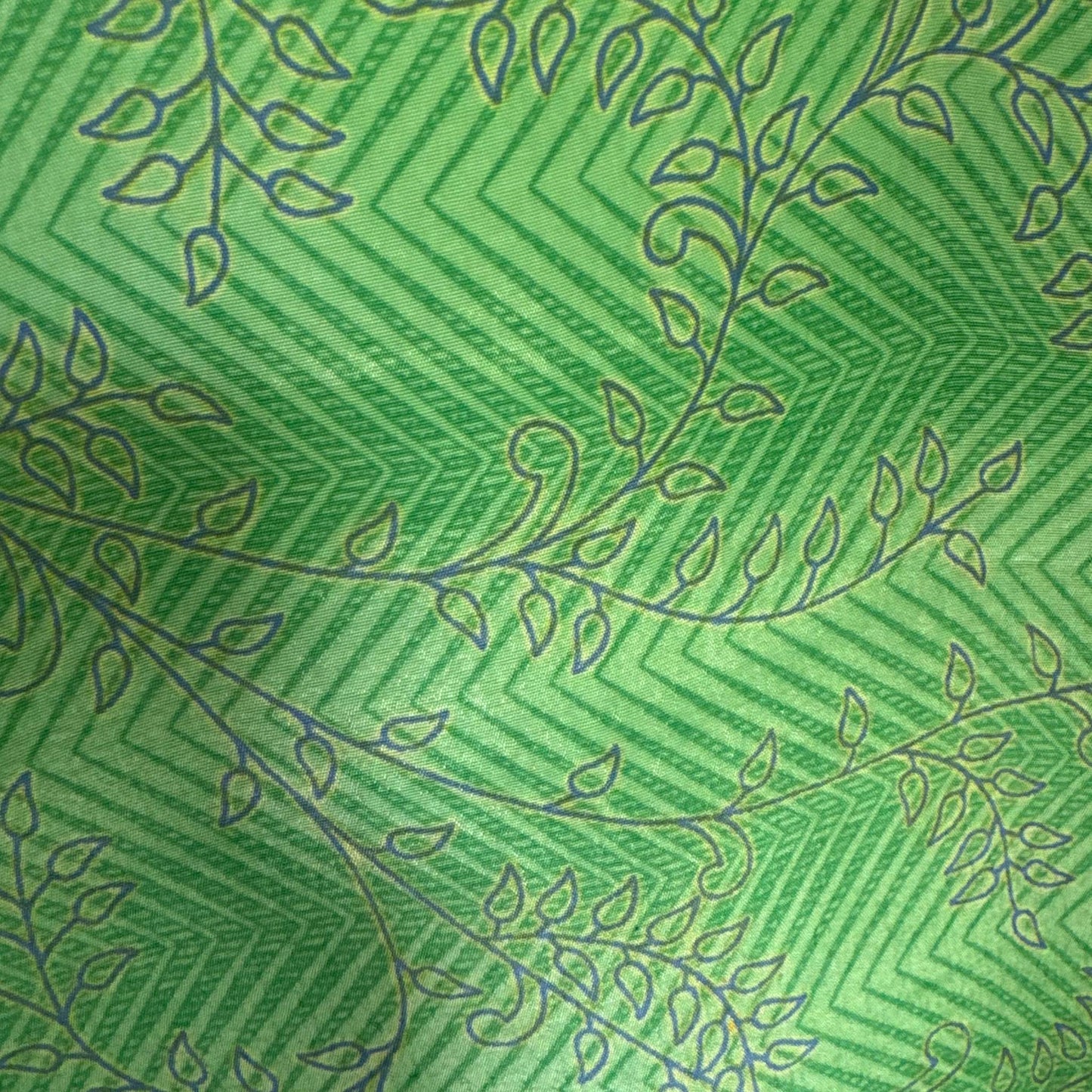 Upcycled Kimono Lang #1309 aus Vintage-Sari in Grün – Detailansicht