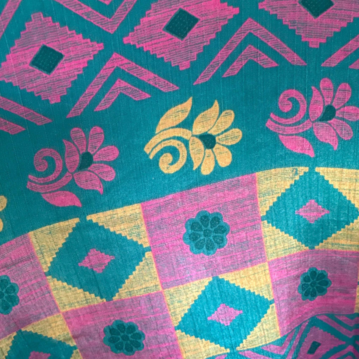 Upcycled Kimono Lang #1310 aus Vintage-Sari in Türkis & Pink – Detailansicht