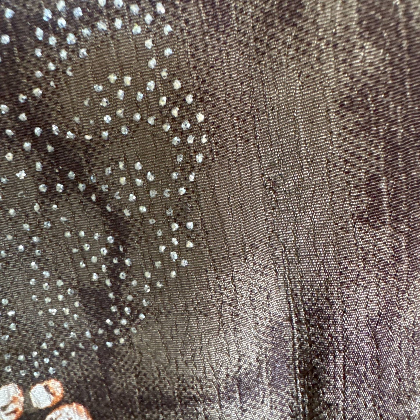Upcycled Kimono Lang #1315 aus Vintage-Sari in Braun & Gold – Detailansicht