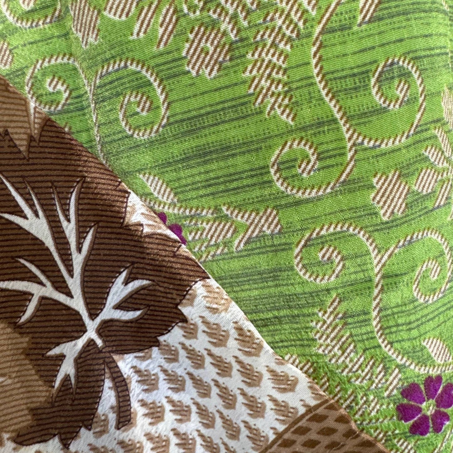 Upcycled Kimono Lang #1326 aus Vintage-Sari in Grün & Gold – Detailansicht
