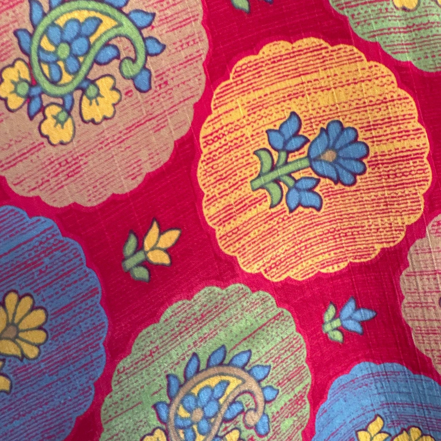 Upcycled Kimono Lang #1334 aus Vintage-Sari in Rot & Orange – Detailansicht