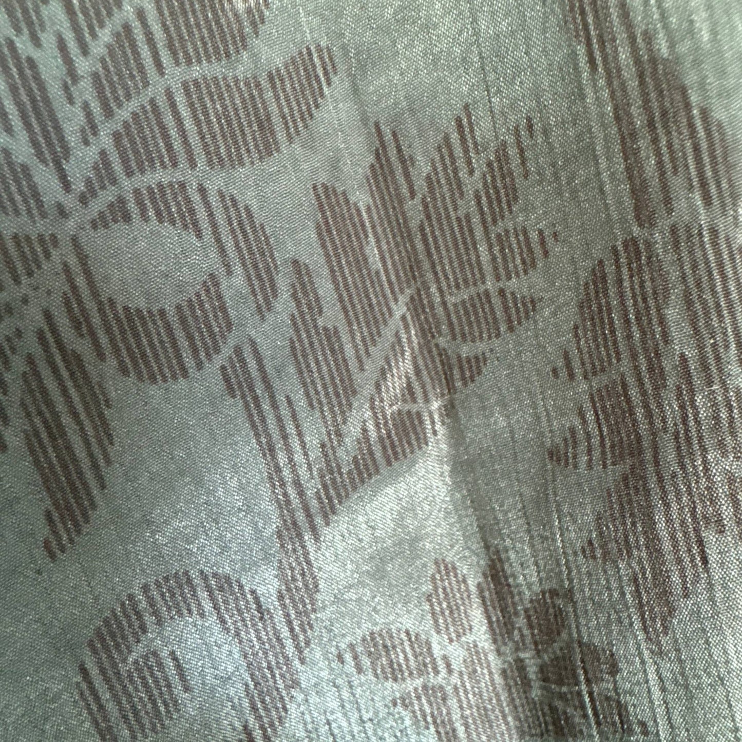 Upcycled Kimono Lang #1343 aus Vintage-Sari in Grün & Gold – Detailansicht
