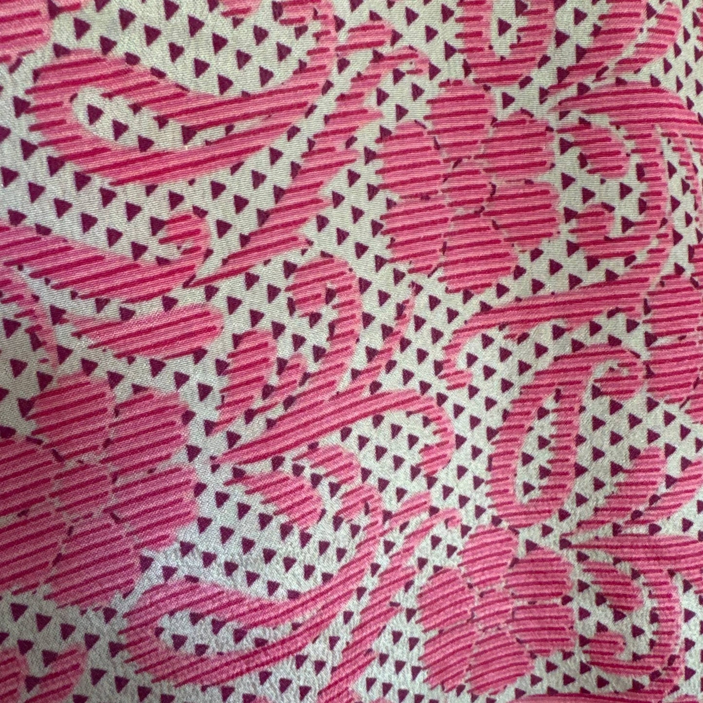 Upcycled Kimono Lang #1347 aus Vintage-Sari in Rot & Rosa – Detailansicht