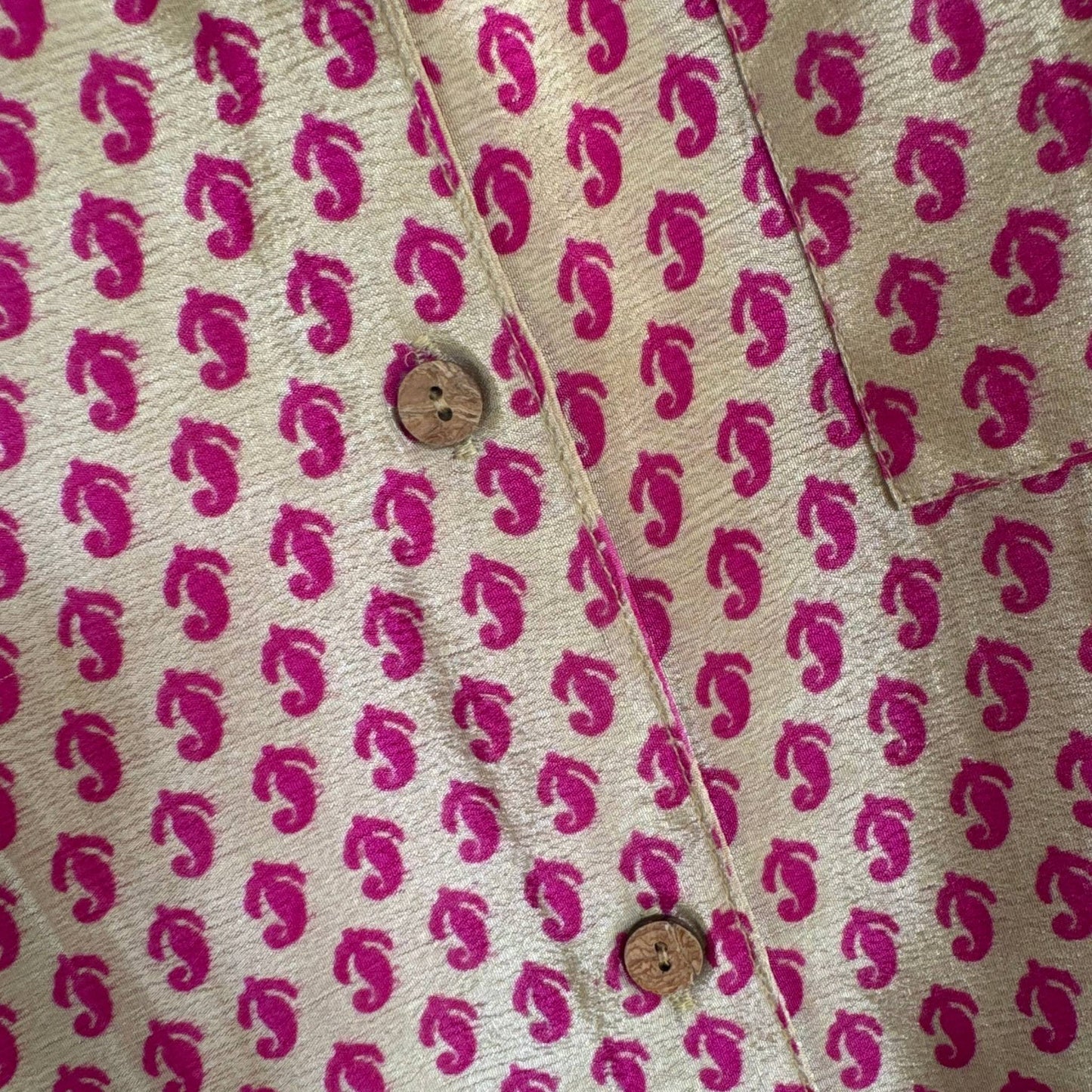Upcycled Lounge Wear Set #1512 aus Vintage-Sari in Koralle & Pink – Detailansicht