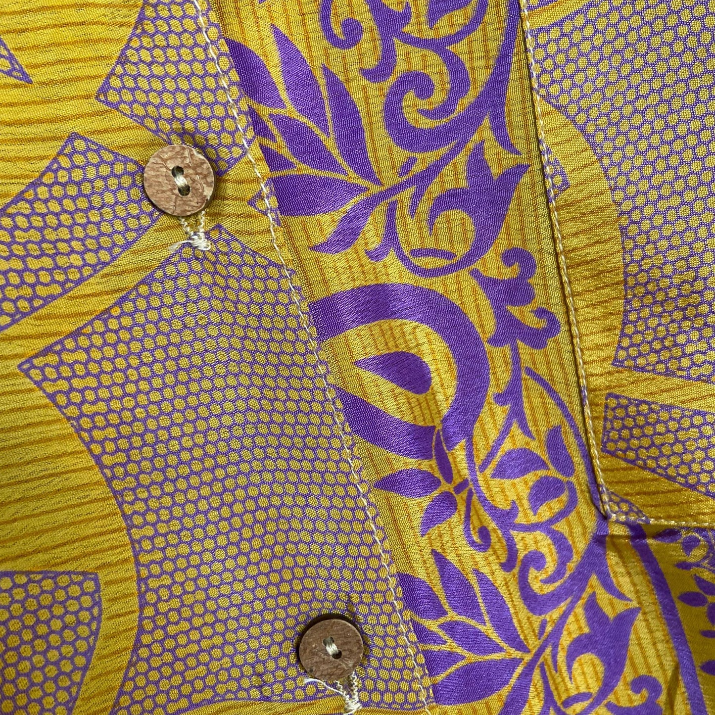 Upcycled Lounge Wear Set #1541 aus Vintage-Sari in Pink & Grün – Detailansicht