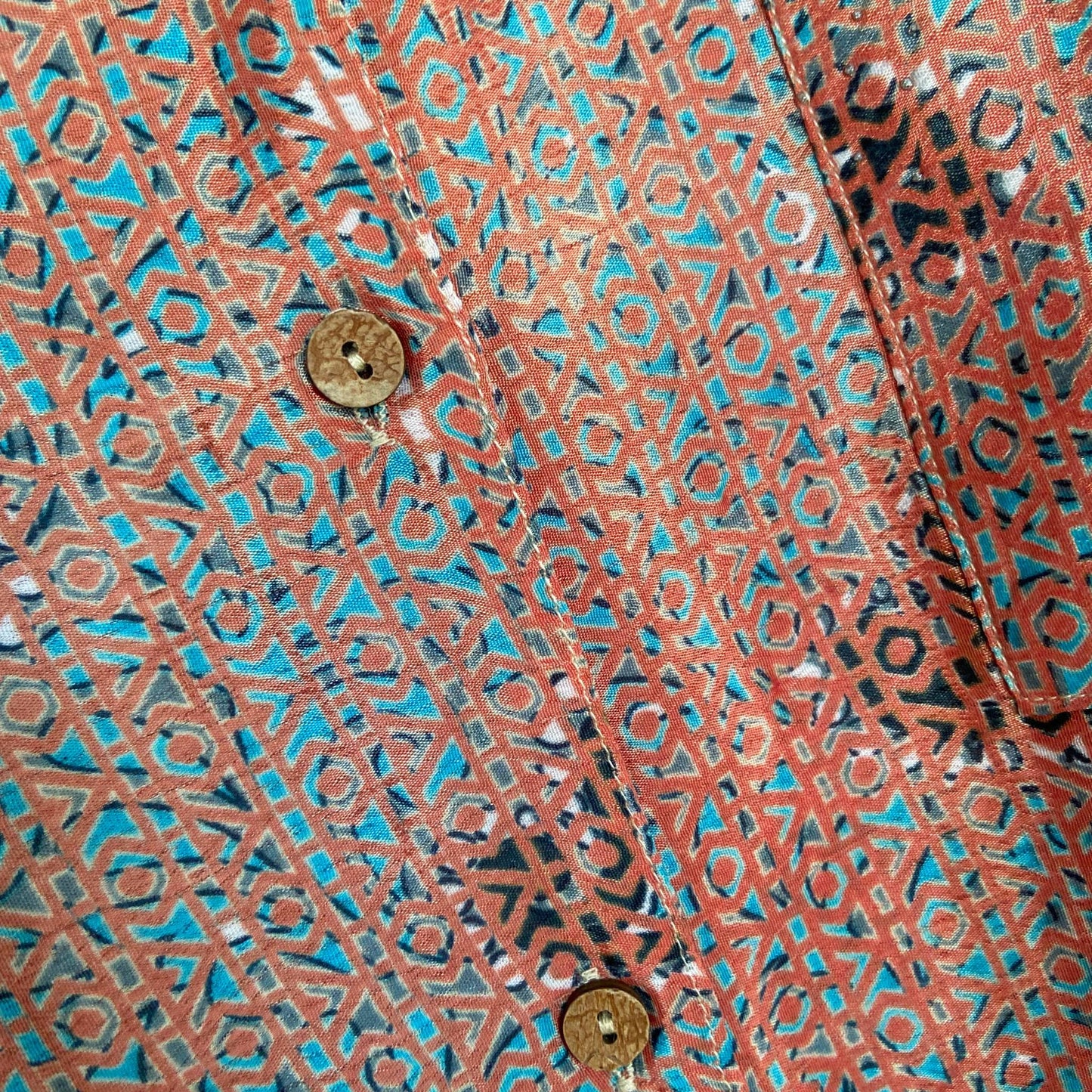 Upcycled Lounge Wear Set #1542 aus Vintage-Sari in Braun & Gold – Detailansicht