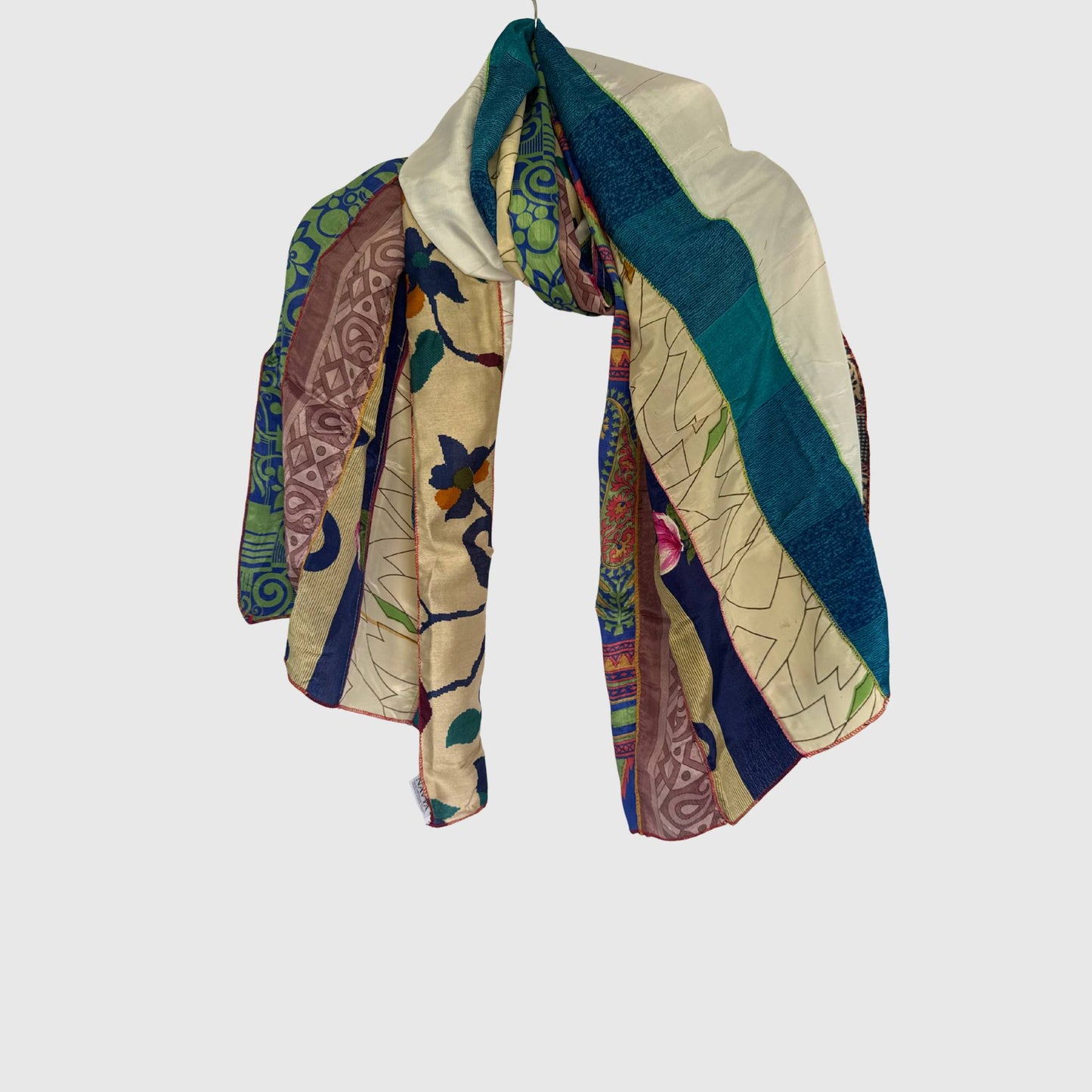 Upcycled Magic Scarf #1423 aus Vintage-Saris in Bunt – Vorderansicht