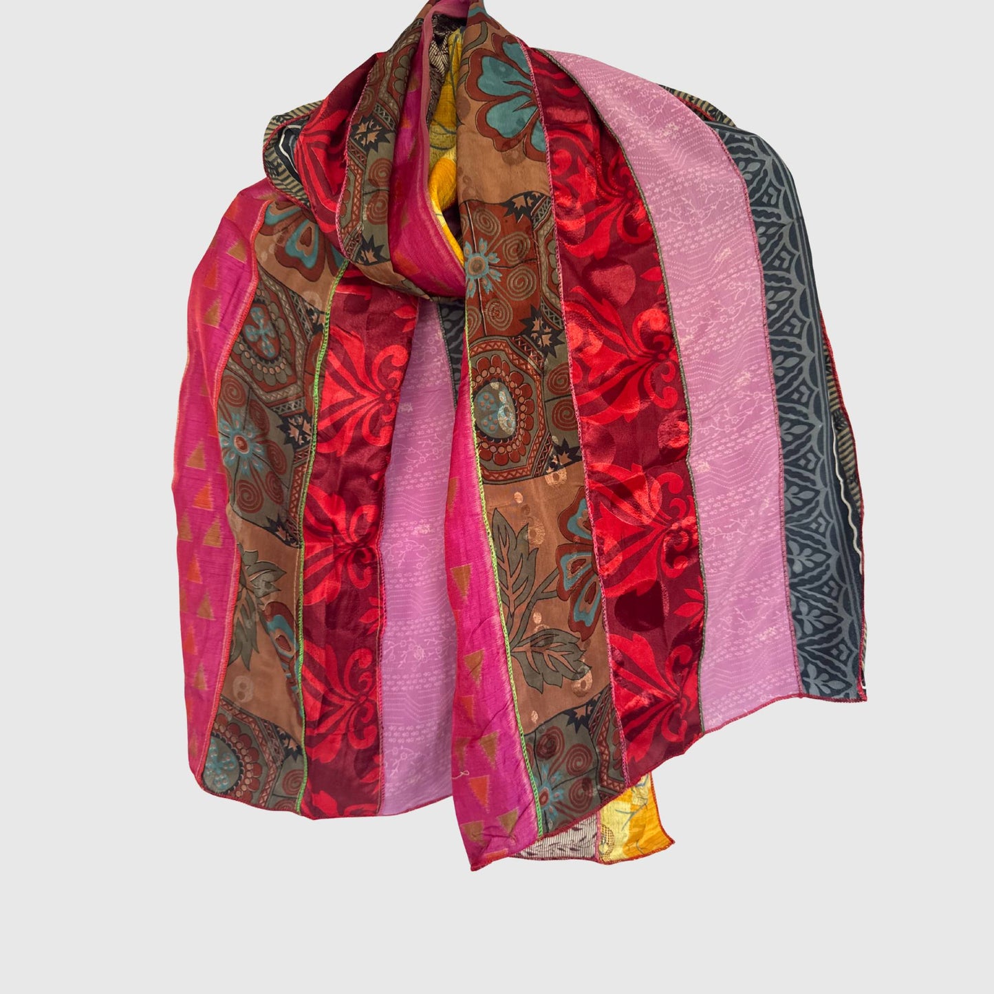 Upcycled Magic Scarf #1436 aus Vintage-Saris in Bunt – Vorderansicht