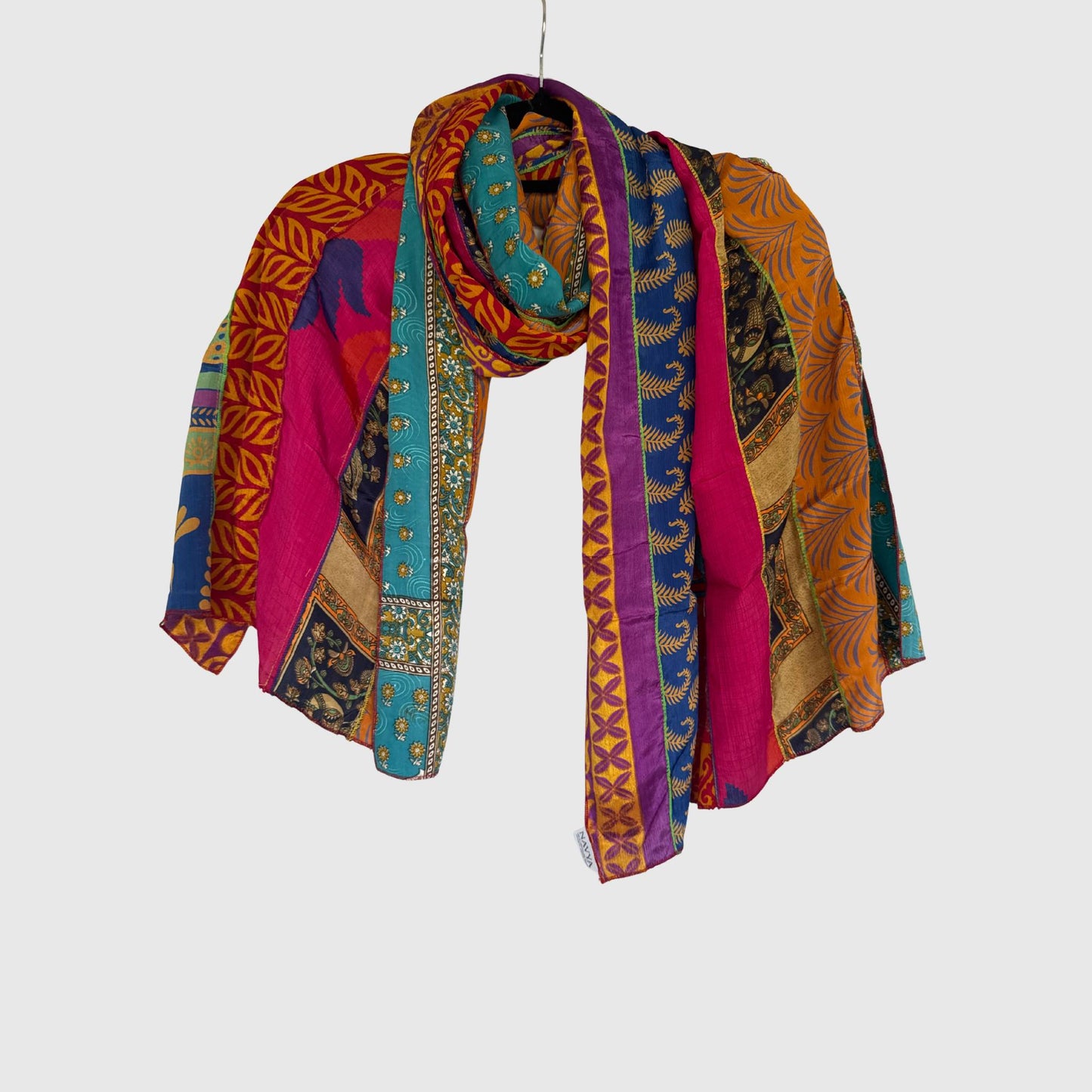 Upcycled Magic Scarf #1443 aus Vintage-Saris in Bunt – Vorderansicht
