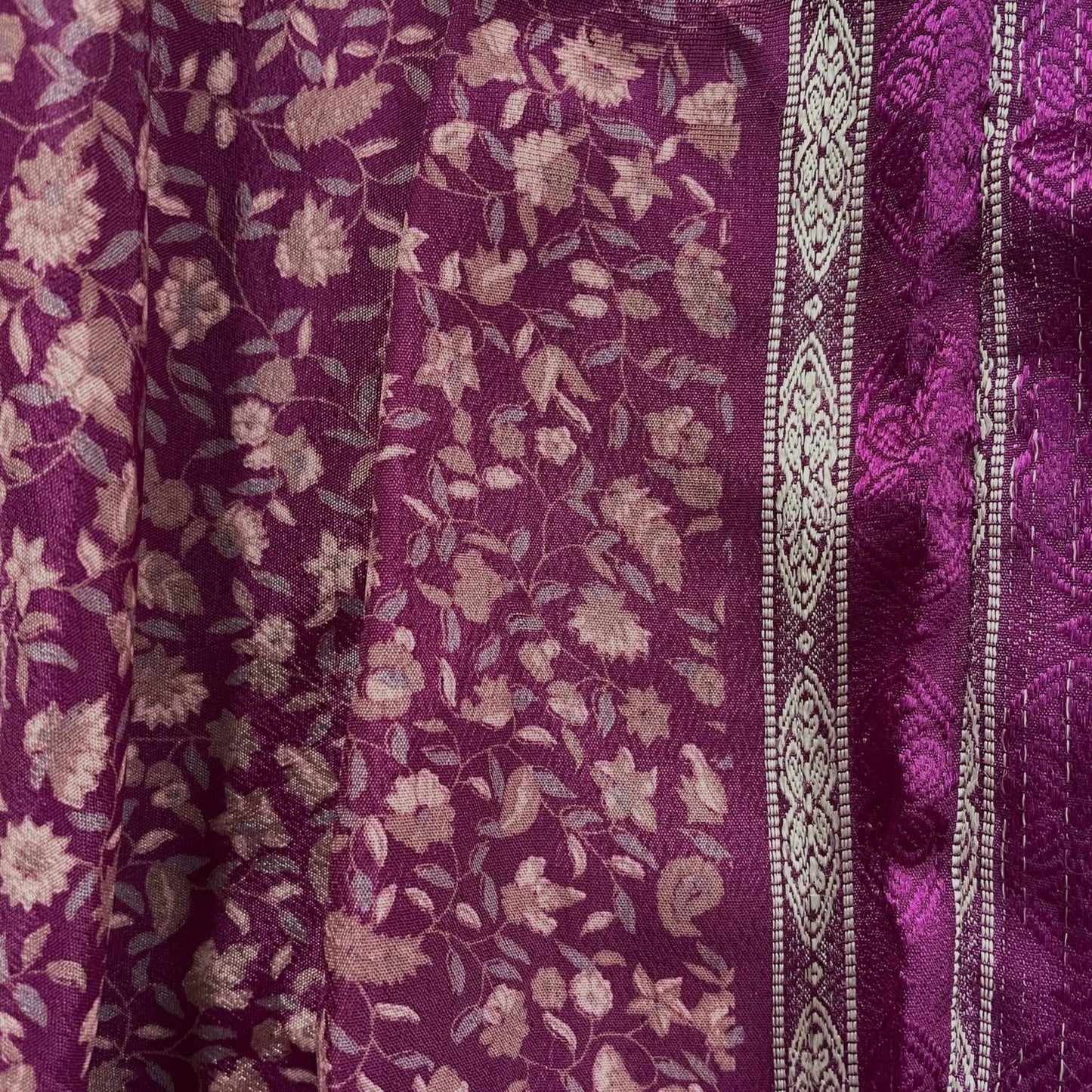 Stoffdetail: upcycelter Sari-Stoff in Lila mit goldenen Akzenten