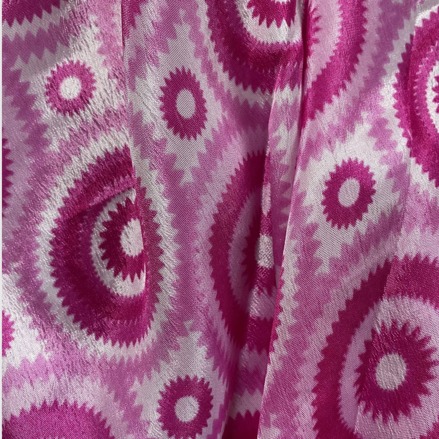 Stoffdetail: upcycelter Sari-Stoff in Pink mit roten Akzenten