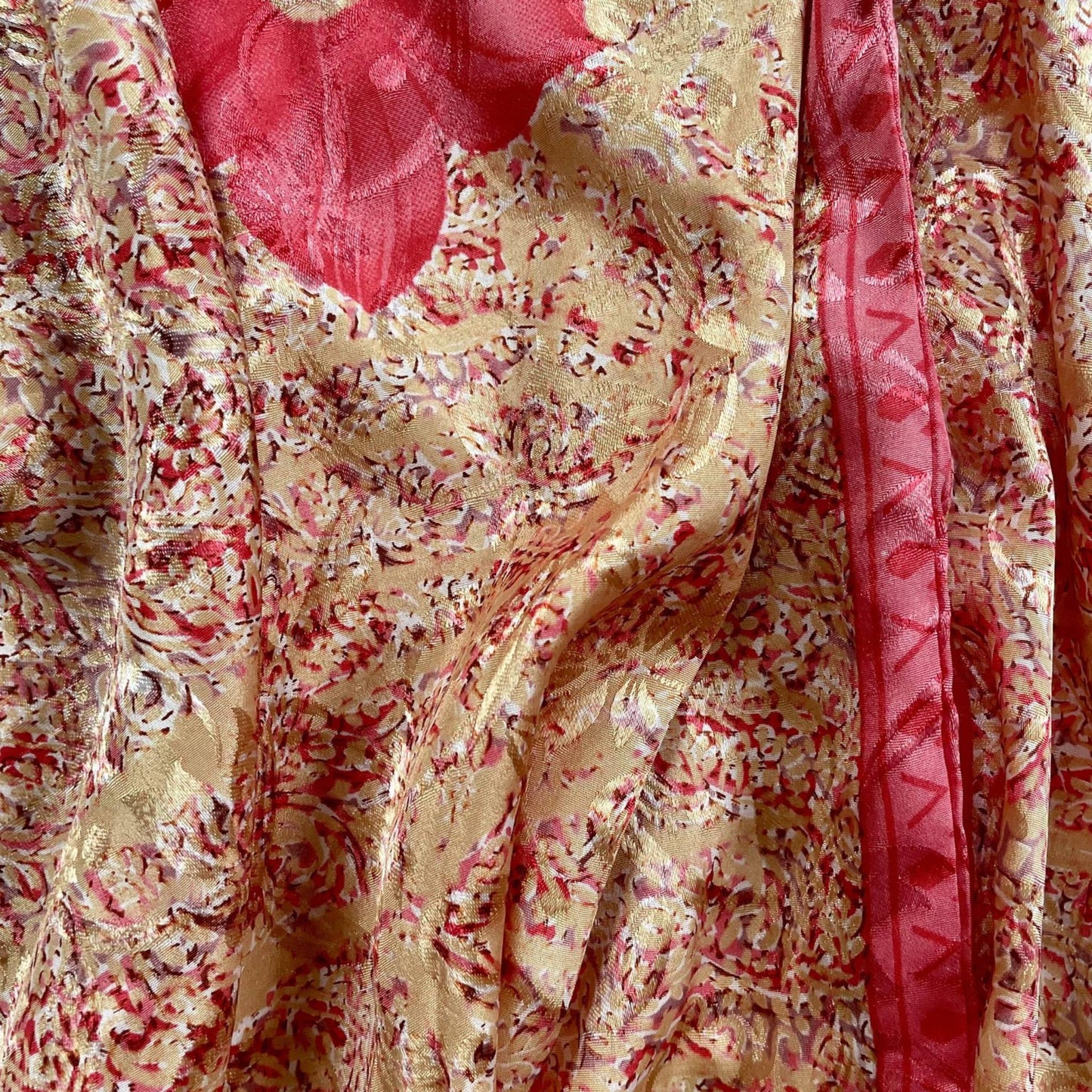 Stoffdetail: upcycelter Sari-Stoff in Apricot mit weißen Akzenten