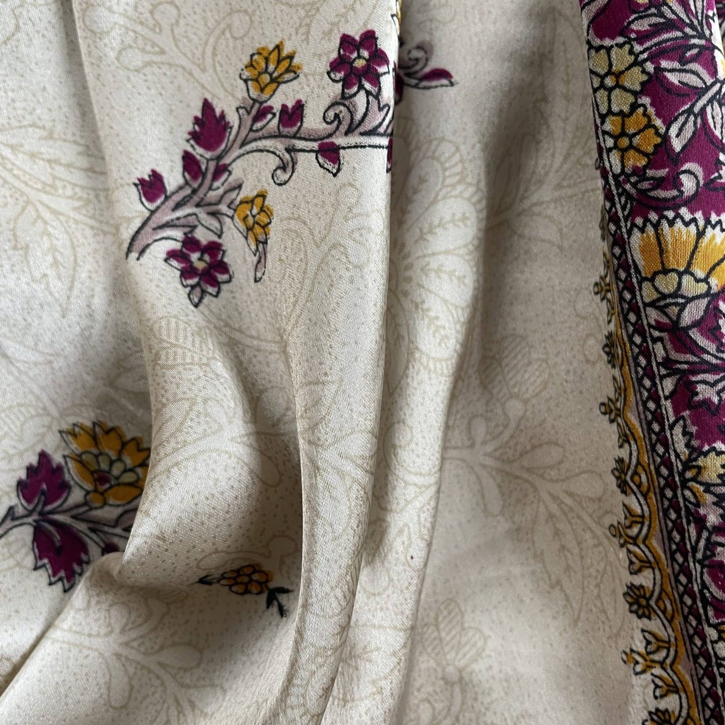 Stoffdetail: upcycelter Sari-Stoff in Creme mit gemustertem Print