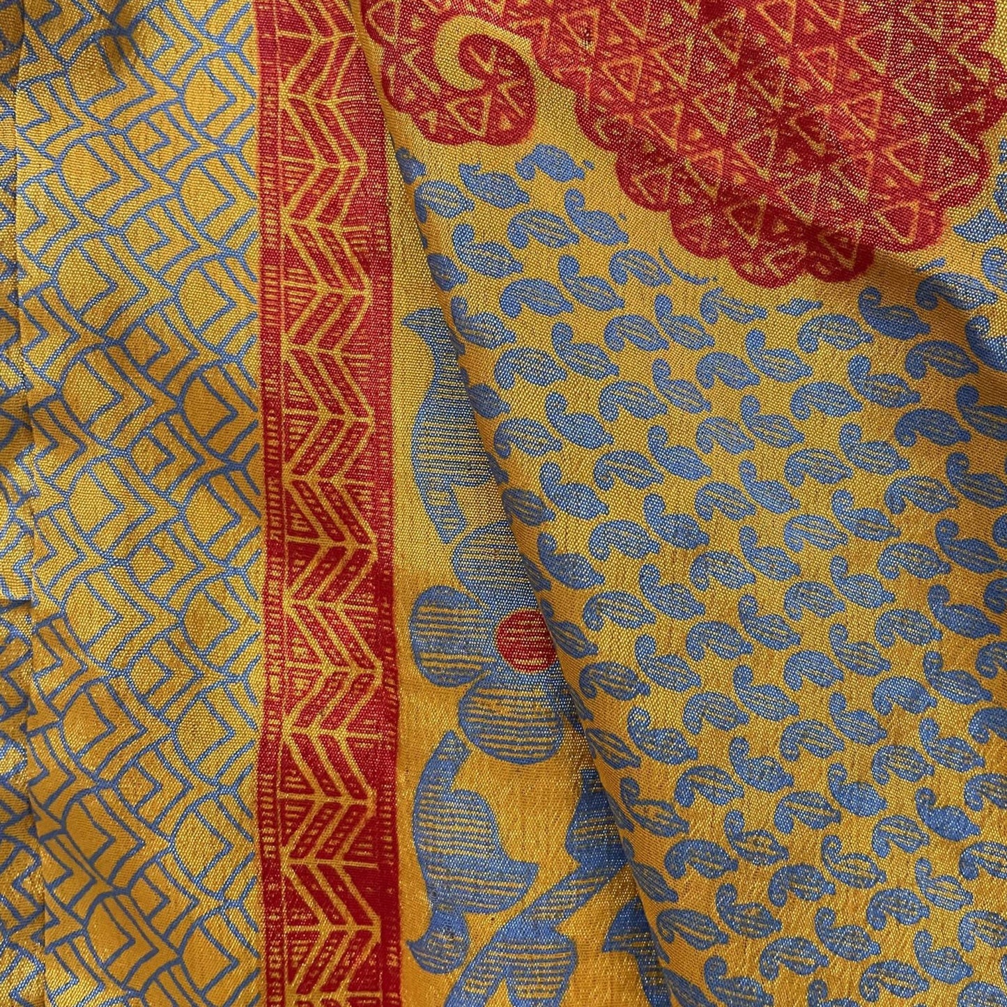 Stoffdetail: upcycelter Sari-Stoff in Orange