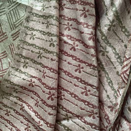 Stoffdetail: upcycelter Sari-Stoff in Pastellgrün und Rosé mit feinen Streifen und floralen Akzenten