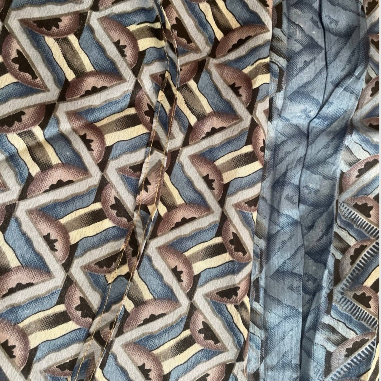 Stoffdetail: upcycelter Sari-Stoff in Blau und Beige mit geometrischem Art-déco-Muster