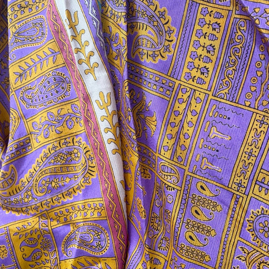 Stoffdetail: upcycelter Sari-Stoff in Lila mit goldenem Paisley-Muster