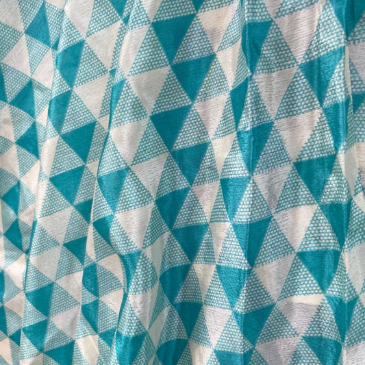 Stoffdetail: upcycelter Sari-Stoff in Türkis und Weiß mit grafischem Dreieck-Muster