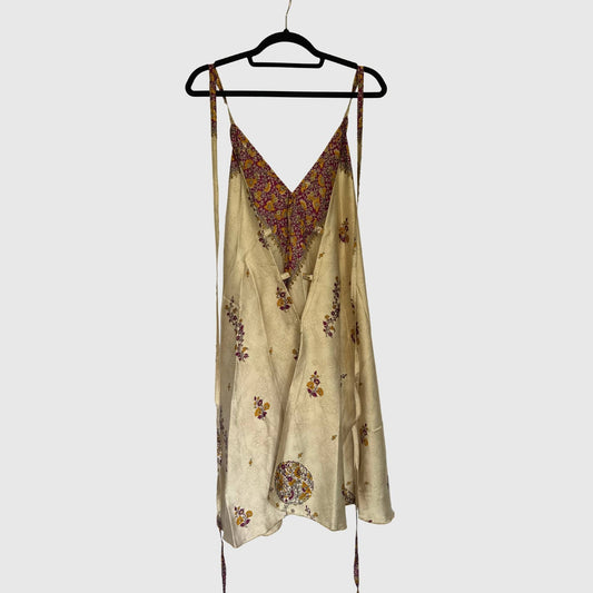 Upcycled Magic Scarf Dress Kurz #679 aus Vintage-Sari in Beige – Rückansicht