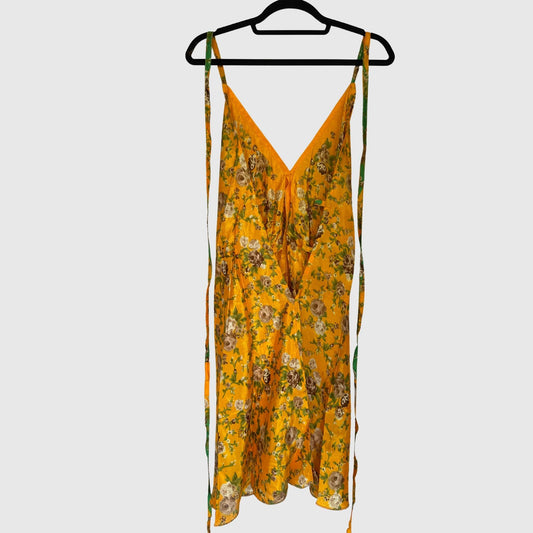 Upcycled Magic Scarf Dress Kurz #681 aus Vintage-Sari in Gold & Oliv – Rückansicht