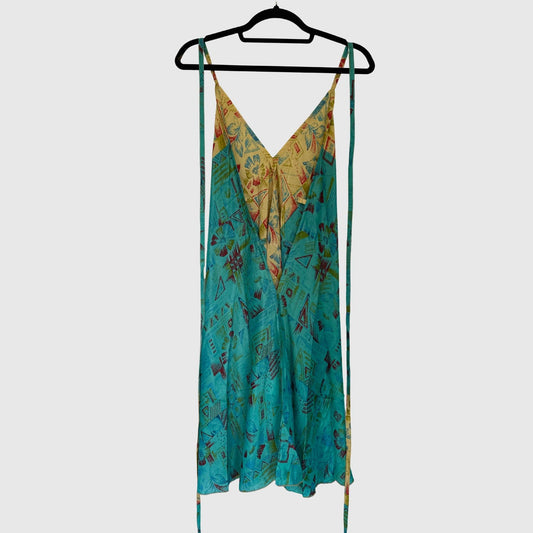 Upcycled Magic Scarf Dress Kurz #682 aus Vintage-Sari in Türkis – Rückansicht