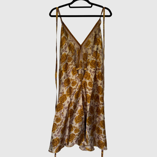 Upcycled Magic Scarf Dress Kurz #683 aus Vintage-Sari in Braun & Beige – Rückansicht