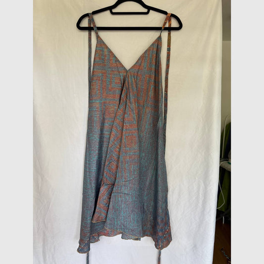 Upcycled Magic Scarf Dress Kurz #689 aus Vintage-Sari in Grau – Rückansicht