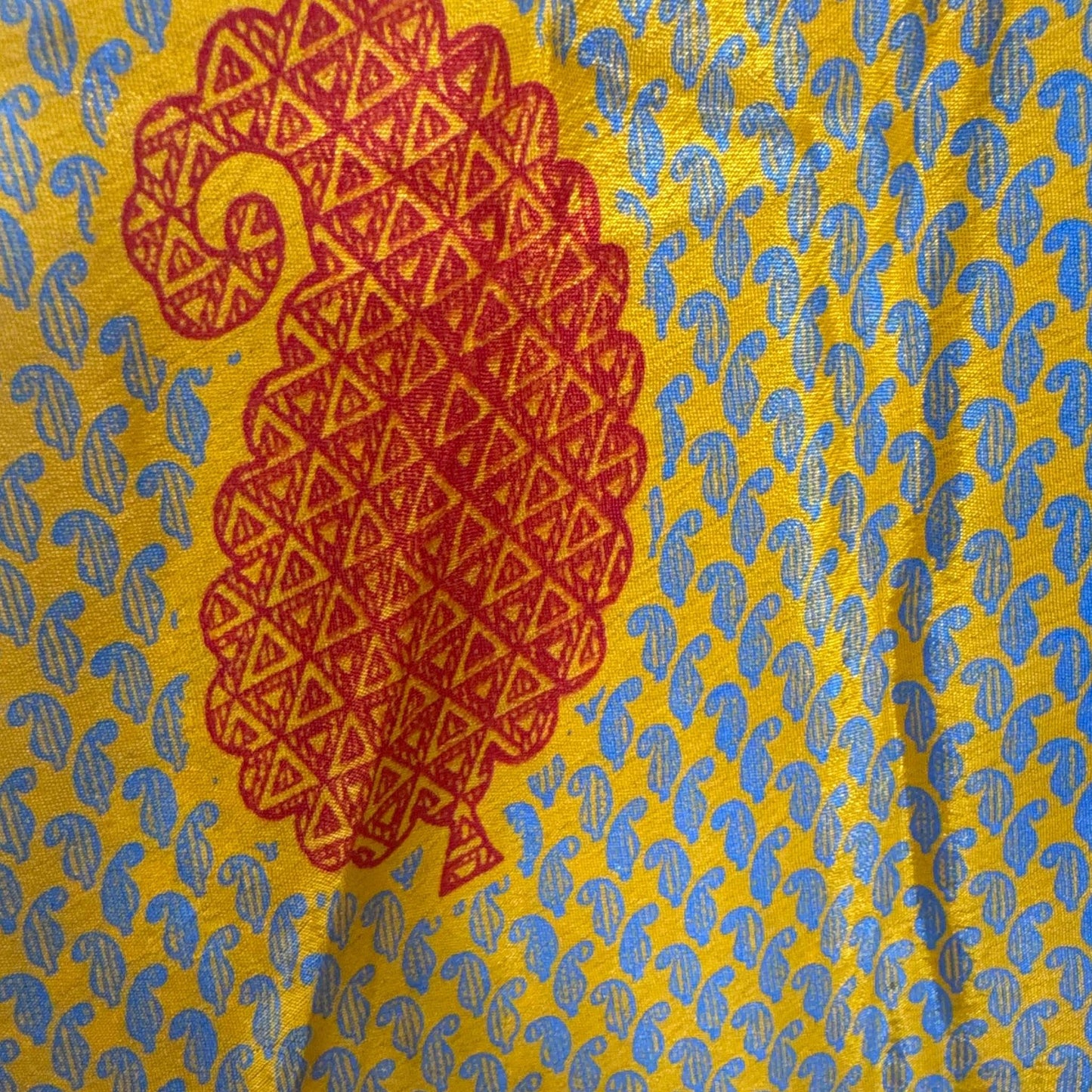 Upcycled Magic Scarf Dress Kurz #693 aus Vintage-Sari in Gold & Rot – Detailansicht