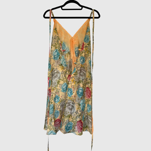 Upcycled Magic Scarf Dress Kurz #696 aus Vintage-Sari in Beige & Türkis – Rückansicht