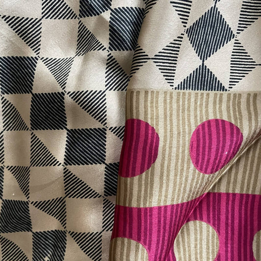 Stoffdetail: upcycelter Sari-Stoff, schwarzes Dreieck-Karomuster auf Beige mit pinker Punkte-Bordüre